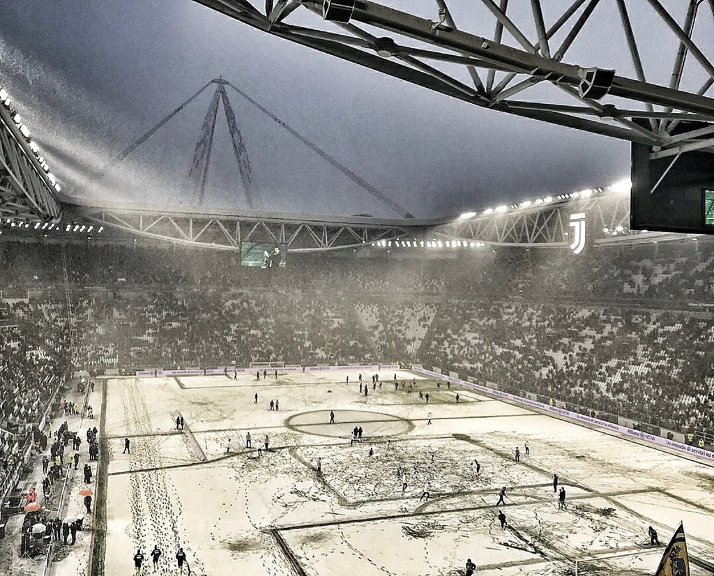 Trận của Juventus bị hoãn vì tuyết phủ trắng